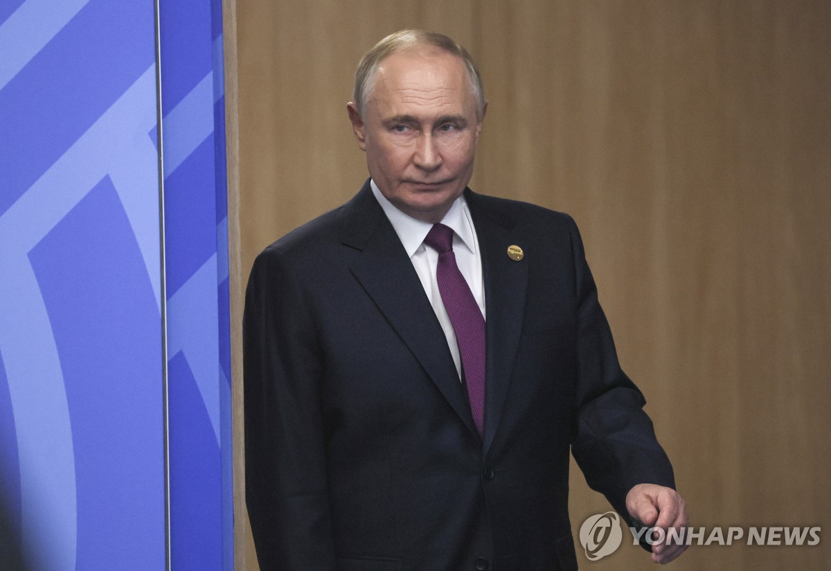 Esta foto, publicada por Associated Press, muestra al presidente ruso Vladimir Putin asistiendo a la cumbre de los BRICS en Kazán el 24 de octubre de 2024. (Foto de la piscina) (Yonhap)