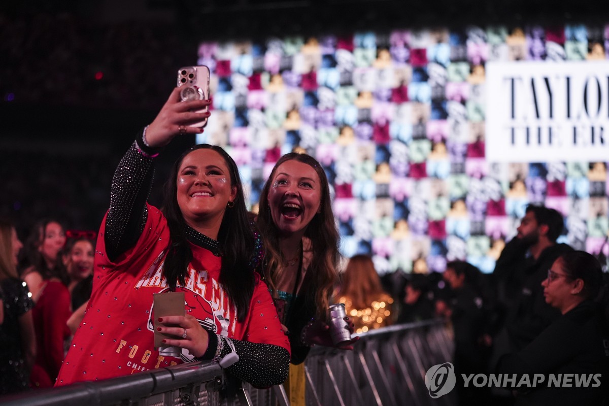 지난 6일 캐나다 밴쿠버에서 열린 테일러 스위프트 공연에서 사진 찍는 팬들