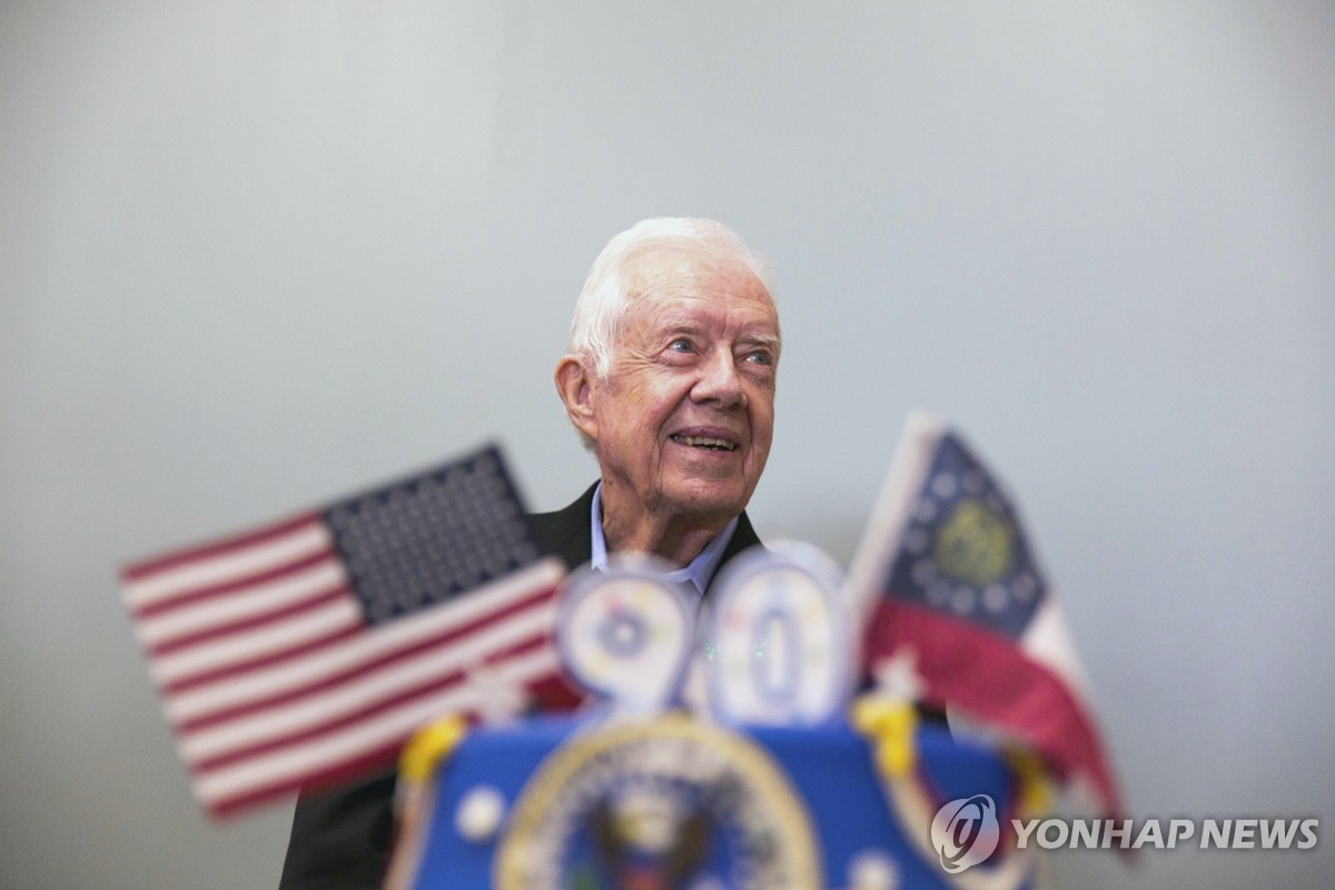 Associated Press tarafından yayımlanan bu dosya fotoğrafında, eski Başkan Jimmy Carter, 4 Ekim 2014'te Georgia, Americus'taki Georgia Southwestern Eyalet Üniversitesi'nde düzenlenen 90. doğum günü kutlaması sırasında doğum günü pastasının arkasında duruyor. (Yonhap)