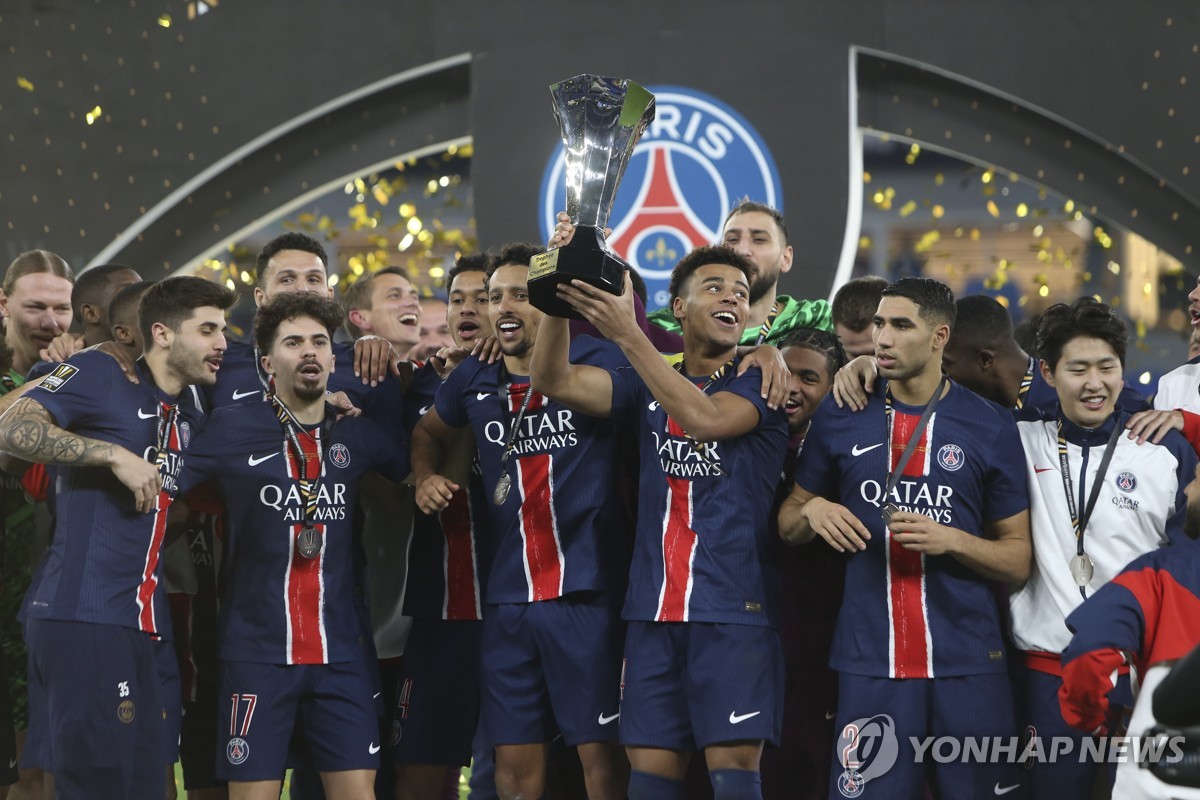 2024 트로페 데 샹피옹 우승을 기뻐하는 PSG 선수들