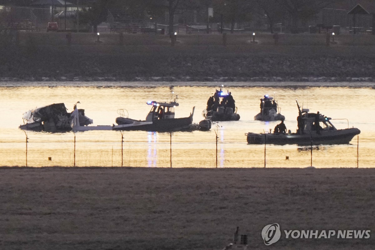 Los esfuerzos de búsqueda y rescate se ven alrededor de un sitio de restos en el río Potomac desde el Aeropuerto Nacional Ronald Reagan Washington, cerca de Washington, el 30 de enero de 2025, en esta foto publicada por Associated Press. (Yonhap)