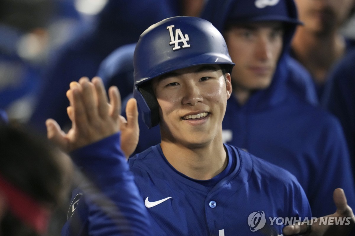 김혜성, 9회 대수비로 MLB 데뷔…역대 28번째 코리안 빅리거
