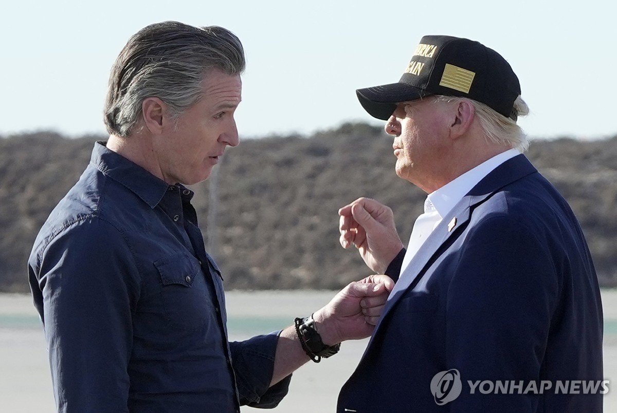 도널드 트럼프 대통령(오른쪽)과 개빈 뉴섬 미 캘리포니아주지사
