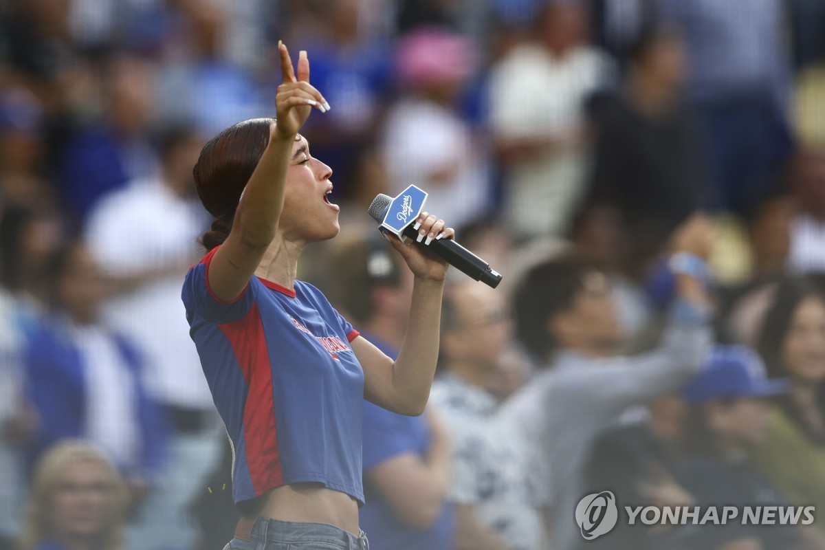 다저스타디움에서 스페인어로 미국 국가를 부르는 가수 네자
