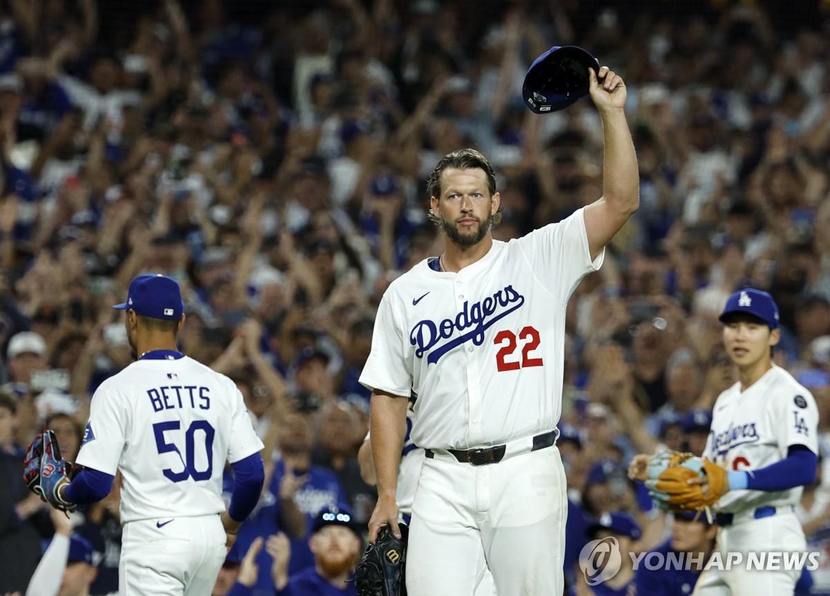 다저스 커쇼, MLB 사상 20번째 3천 탈삼진…김혜성 3타수 1안타