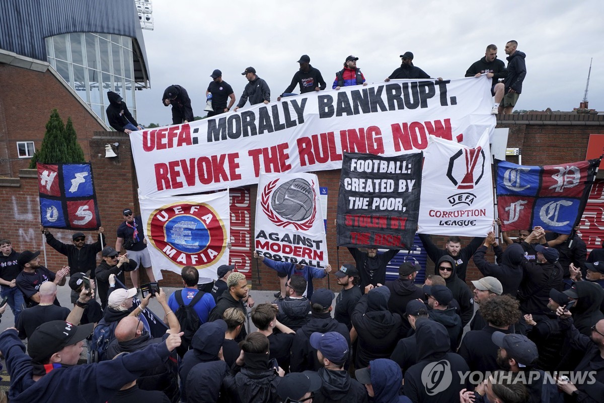 UECL로 강등된 크리스털 팰리스 팬들, UEFA 규탄 시위