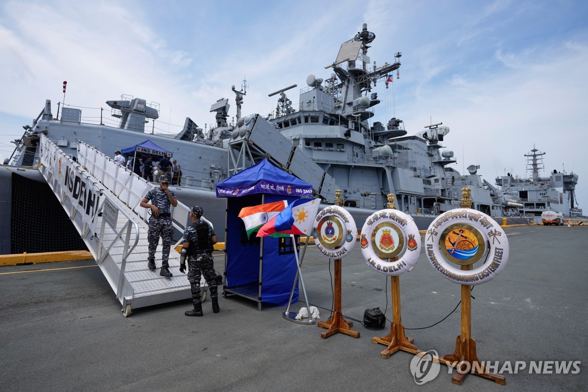 필리핀에 도착한 인도 해군 함정