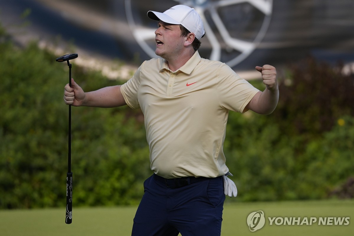18번 홀 버디 성공 후 기뻐하는 매킨타이어