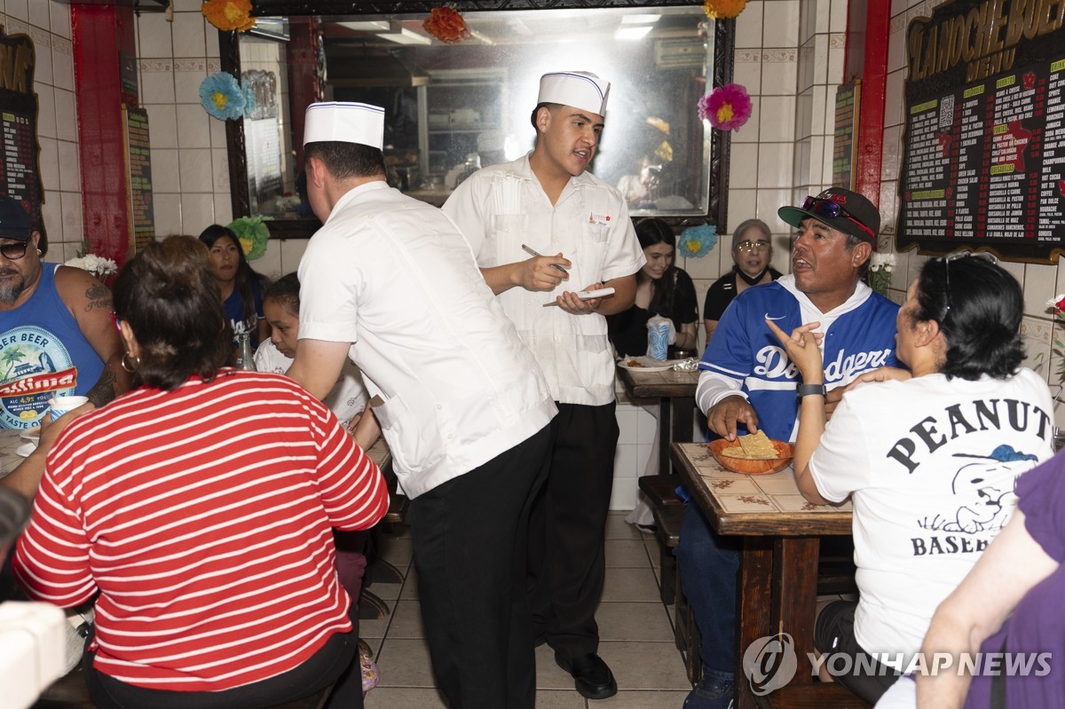 LA 다운타운 식당에서 일하는 히스패닉계 종업원들