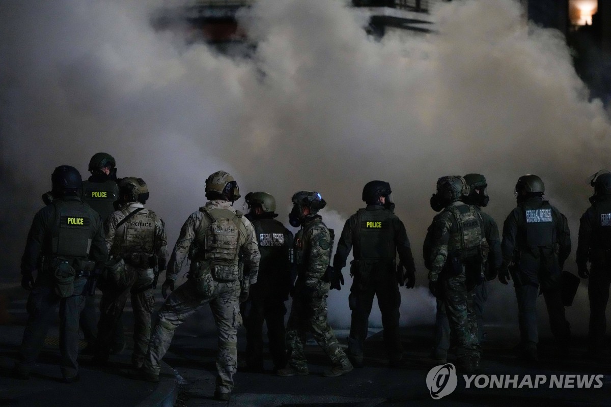 4일 미 오리건주 포틀랜드의 이민단속 반대 시위 진압 현장