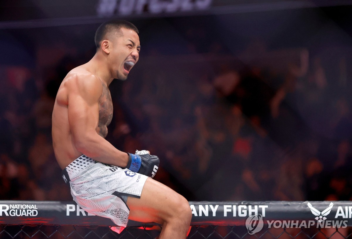 반, 판토자 꺾고 아시아 남성 최초로 UFC 챔피언 등극