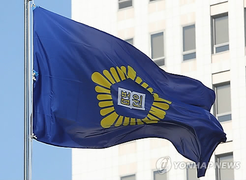아파트 승강기서 욕설한 주민 밀쳐 숨지게 한 택배기사 집행유예