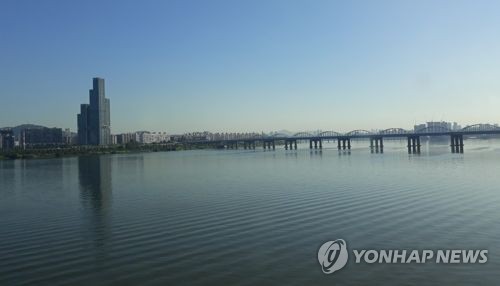 한강서 26명 태운 여객선 좌초…승선 인원 모두 구조
