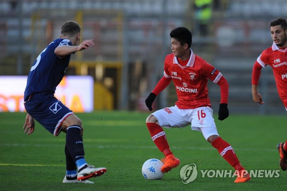 북한 출신 축구선수 페루자 한광성(오른쪽)