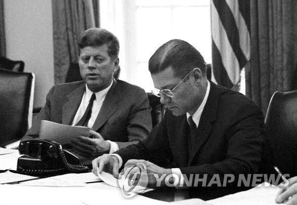 쿠바 미사일 위기 당시 케네디 미국 대통령(왼쪽)과 맥나마라 국방장관