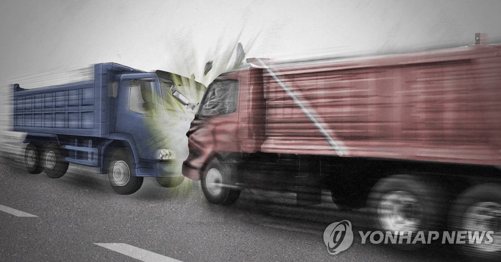 군산서 화물차량 2대 충돌…1명 심정지·1명 경상