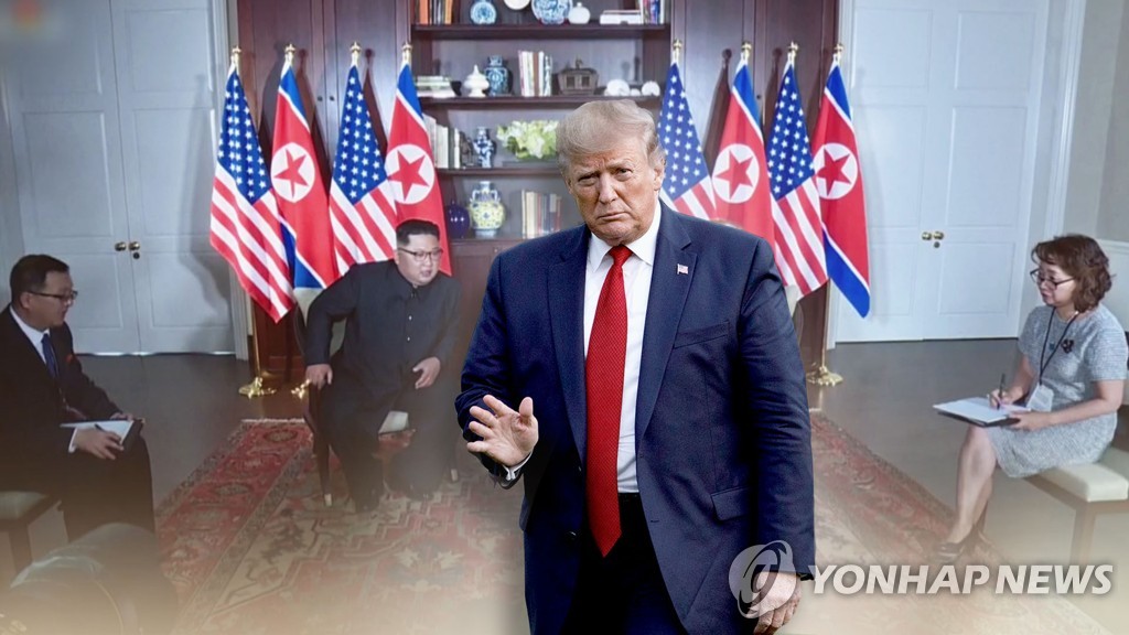 Esta imagen proporcionada por Yonhap News TV muestra al presidente electo Donald Trump con el telón de fondo de la imagen del líder norcoreano Kim Jong-un. (Yonhap)