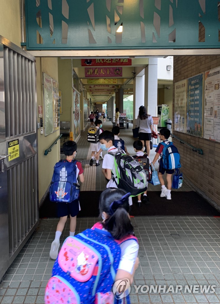 홍콩 학생들이 등교하는 모습. 