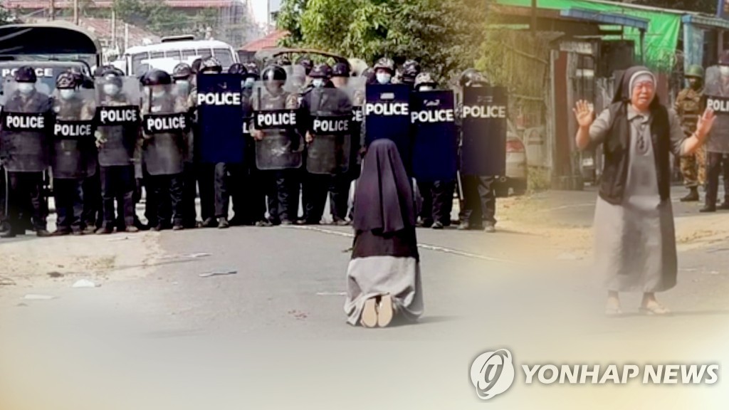 "차라리 나를 쏘세요" 무릎꿇은 수녀…무장경찰도 멈췄다 (CG)