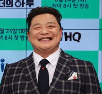 개그맨 윤정수 "결혼 전제로 교제 중…12살 차이 여성"