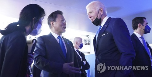 En la imagen de archivo, tomada el 30 de octubre de 2021 (hora local), se muestra al entonces presidente de Corea del Sur, Moon Jae-in (izda.), estrechando la mano del presidente estadounidense, Joe Biden, al margen de la cumbre del G-20, en Roma, Italia.