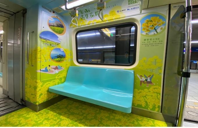 대만 지하철에 부산 봄꽃 랩핑 광고