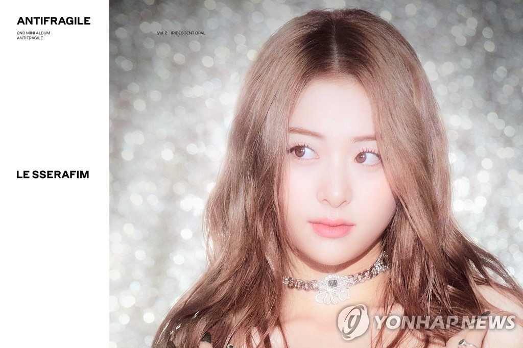 La imagen, proporcionada por Source Music, muestra a Huh Yunjin, integrante del grupo femenino de K-pop Le Sserafim. (Prohibida su reventa y archivo)