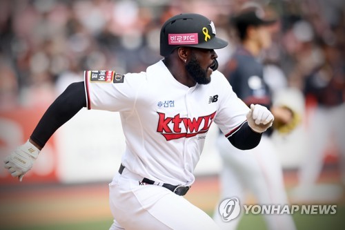 (Yonhap Interview) Hot-hitting outfielder trying to learn something new every day in KBO