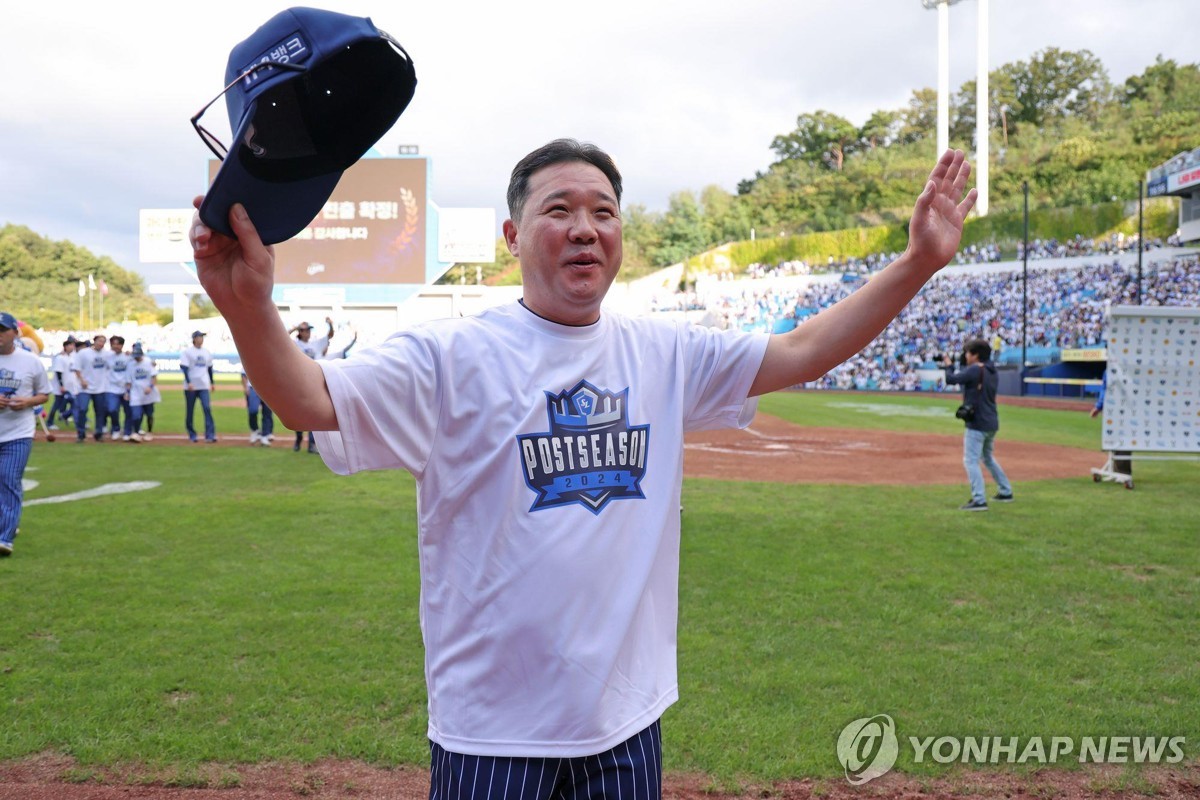 22일 플레이오프 2위 확정한 뒤 기뻐하는 박진만 삼성 감독