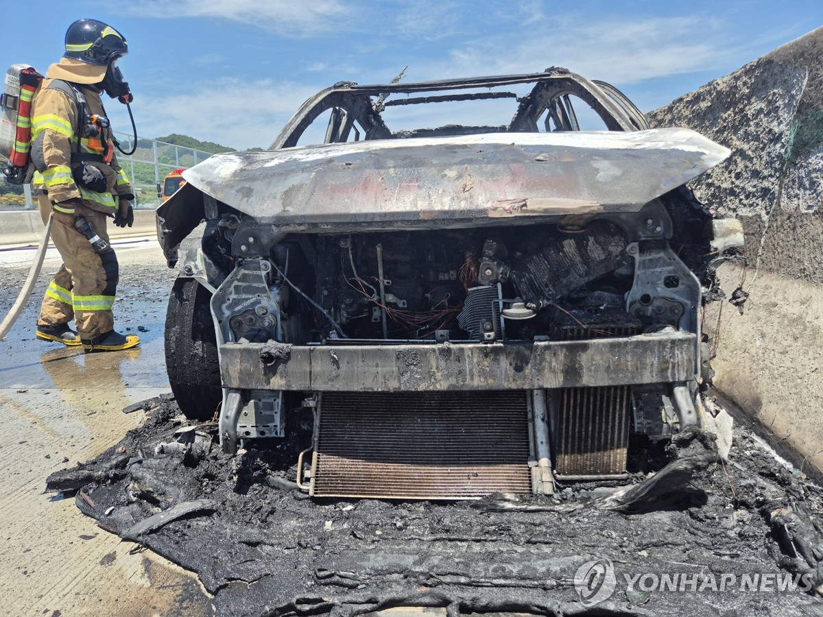 청양 고속도로서 달리던 SUV 차량 화재…운전자 사망