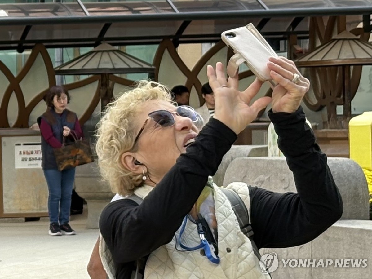 "조계사 찰칵"…사찰 사진 남기는 외국인 관람객