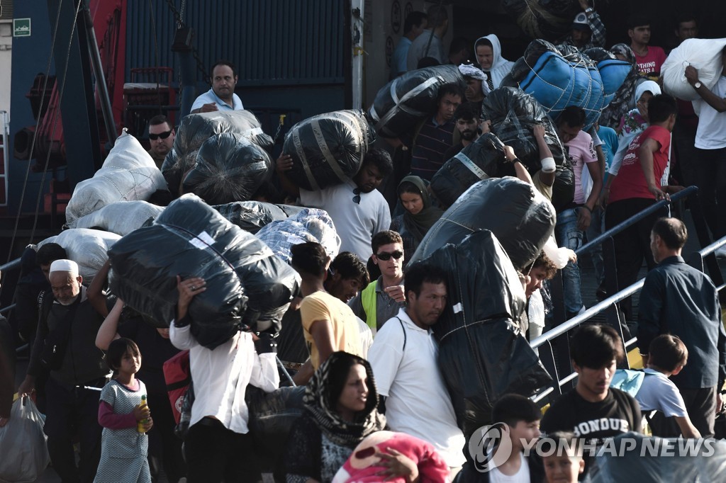 그리스 난민 캠프에서 생활하는 이들의 모습. [AFP=연합뉴스]