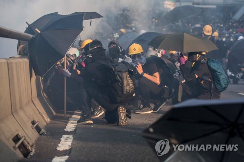 이달 15일 홍콩 정부청사 밖에 모인 '송환법' 반대 시위대
