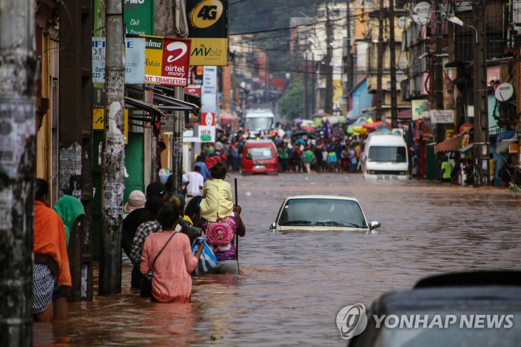 마다가스카르서 폭우에 침수된 거리