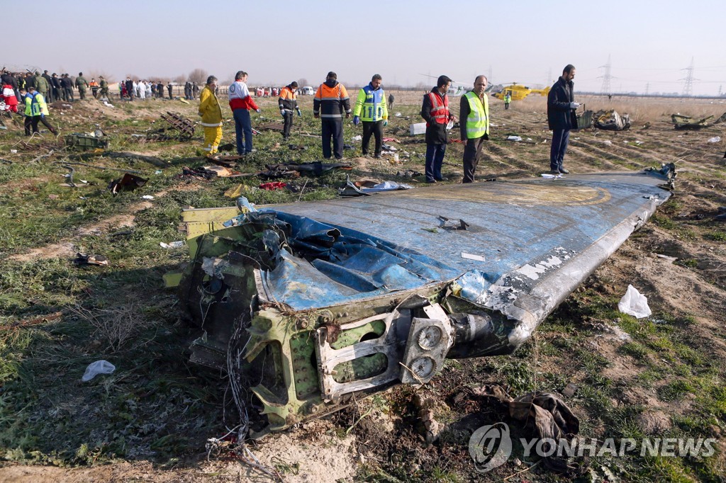 테헤란 외곽의 추락 우크라이나 여객기 잔해