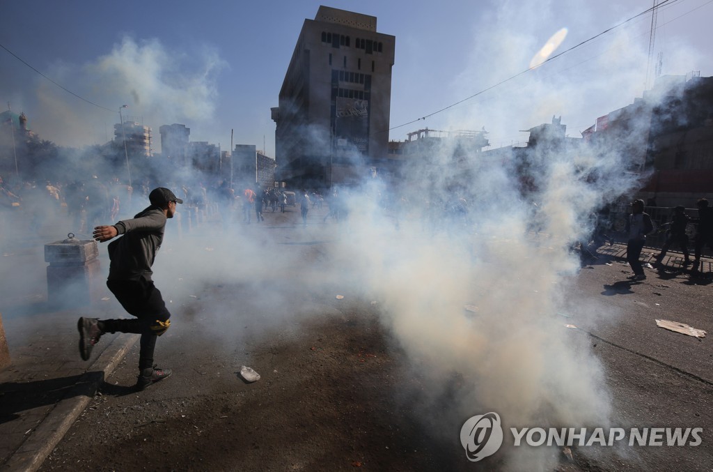  27일 최루가스 자욱한 바그다드 시위 현장