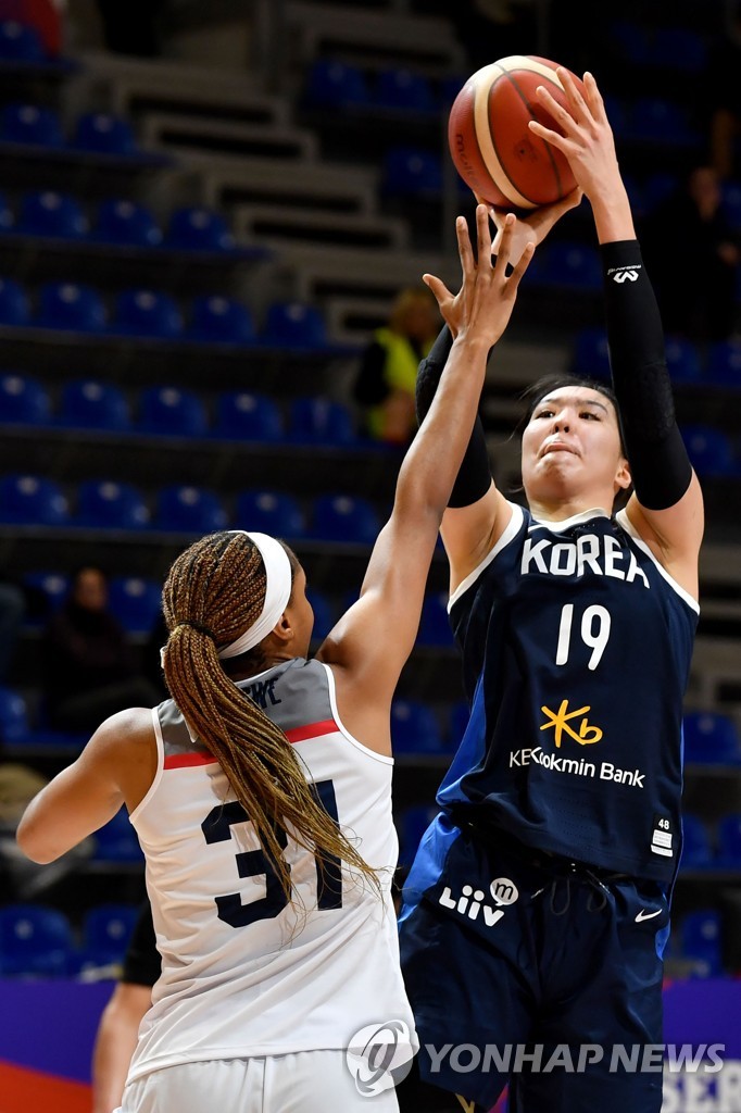 In this AFP photo, Park Ji-su of South Korea (R) takes a jumper over Kristine Anigwe of Britain during their women's Olympic basketball qualifying game at Aleksandar Nikolic Hall in Belgrade on Feb. 8, 2020. (Yonhap)