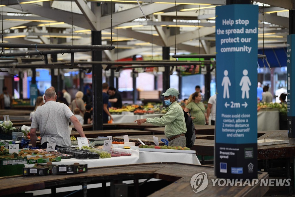 영국 레스터시의 한 과일 및 채소 시장에서 마스크를 쓰고 영업 중인 상인들 [AFP=연합뉴스]