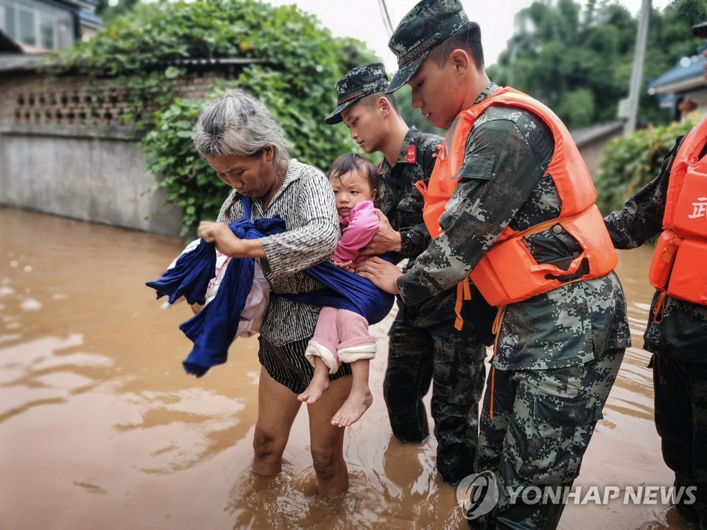 쓰촨성 홍수로 주민 대피 [AFP=연합뉴스 자료사진]