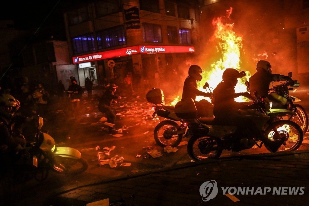 콜롬비아 보고타서 경찰 과잉진압에 항의하는 격렬한 시위