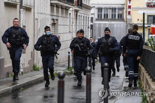 흉기 난동 현장에 출동하는 프랑스 경찰