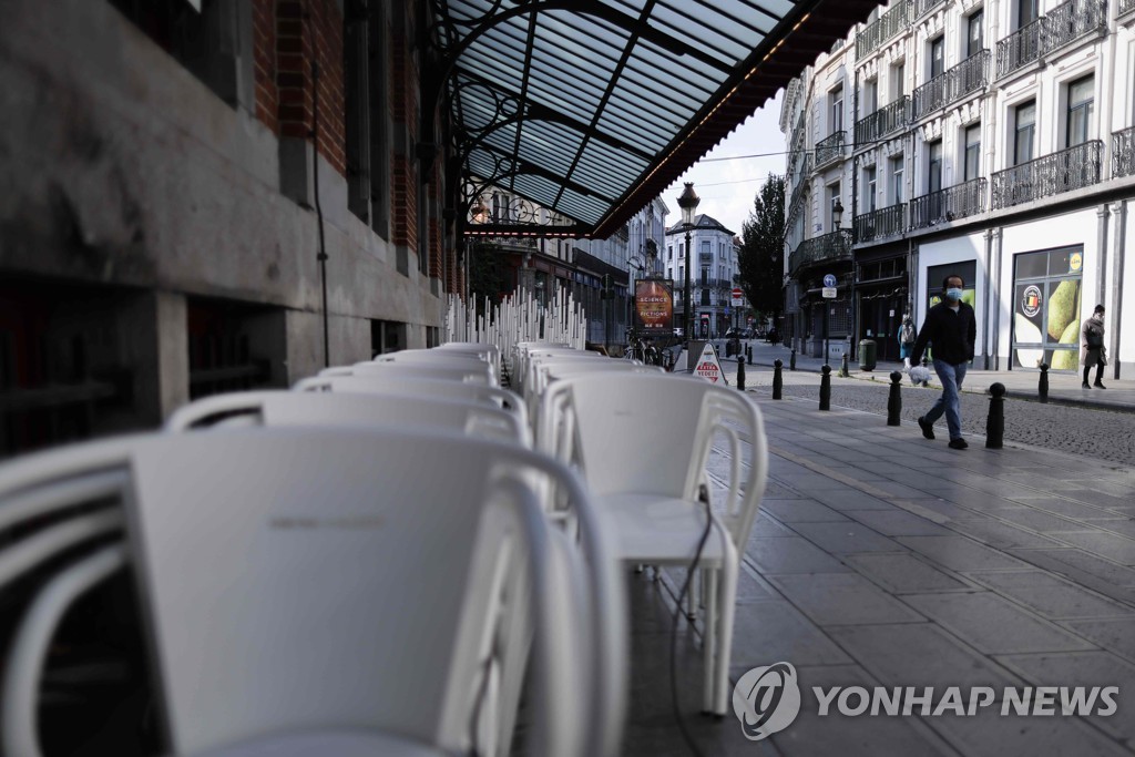 지난 19일 벨기에 브뤼셀에 있는 한 문 닫힌 식당 밖에 의자들이 쌓여있는 모습. [AFP=연합뉴스 자료사진]