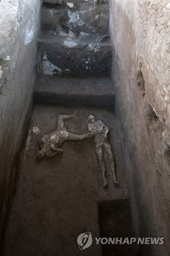 이탈리아 나폴리 남동부의 폼페이 유적지에서 발견된 두 남성의 유해