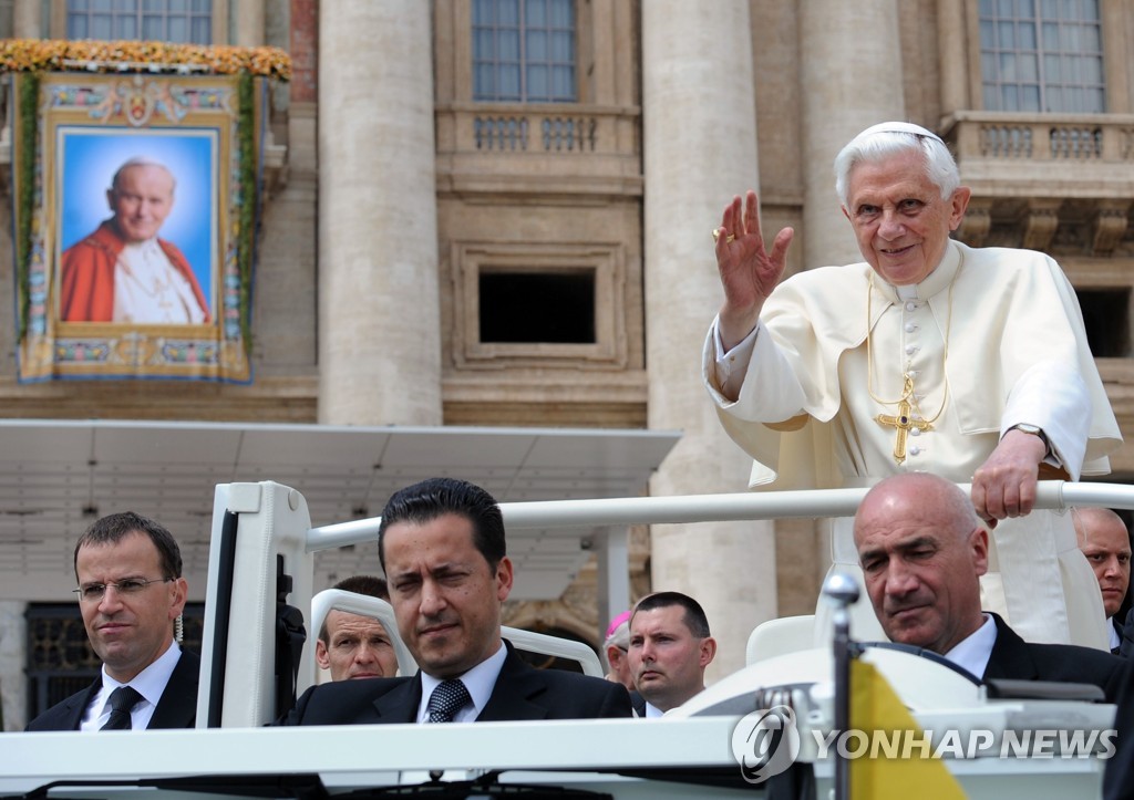 베네딕토 16세 교황을 수행하는 파올로 가브리엘레(맨 앞 중앙). 2011.5.4. [AFP=연합뉴스]