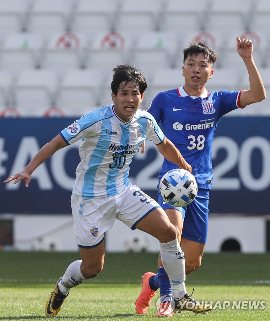 In this AFP photo, Jung Hoon-sung of Ulsan Hyundai FC (L) battles Wen Jiabao of Shanghai Shenhua for the ball during their Group F match at the Asian Football Confederation Champions League at Jassim bin Hamad Stadium in Doha on Dec. 3, 2020. (Yonhap)