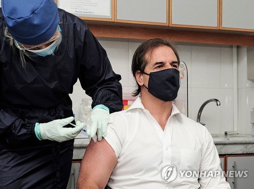 지난달 중국 시노백 백신 맞는 라카예 포우 우루과이 대통령