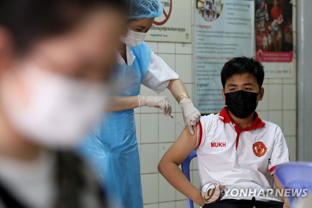 [AFP=연합뉴스 자료사진] 중국산 백신을 접종하는 캄보디아 의료진