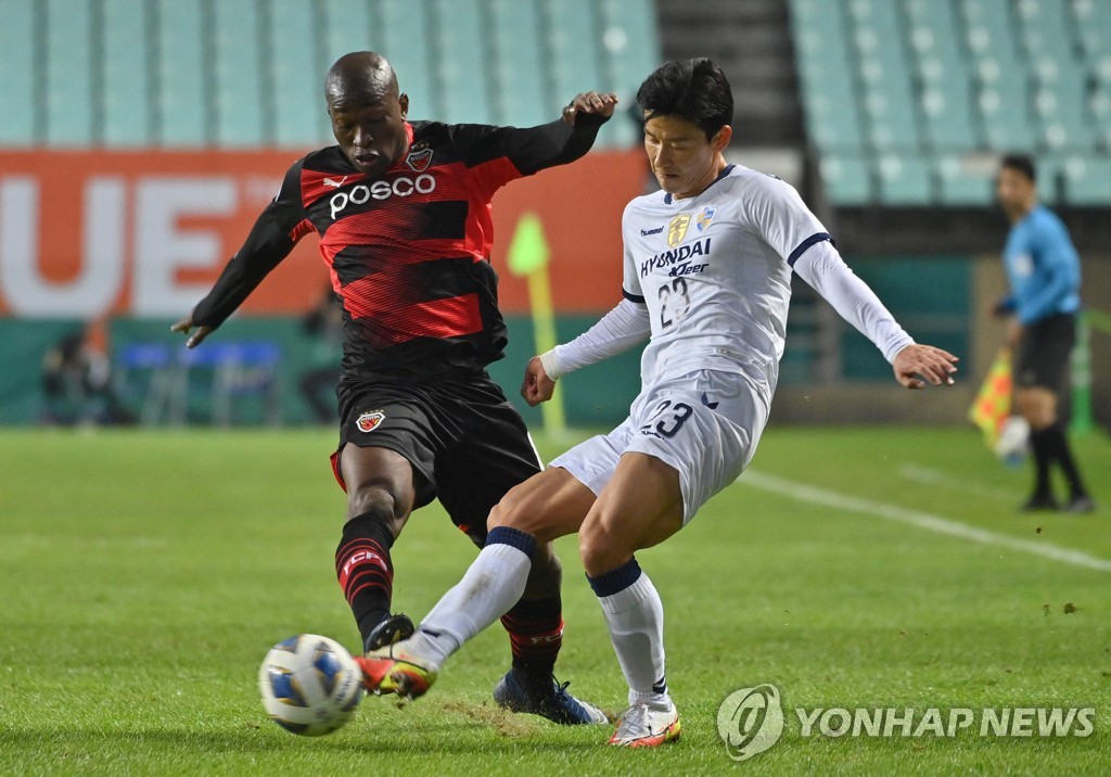 In this AFP photo, Manuel Palacios of Pohang Steelers (L) and Kim Tae-hwan of Ulsan Hyundai FC battle for the ball during their clubs' semifinal match at the Asian Football Confederation Champions League at Jeonju World Cup Stadium in Jeonju, 240 kilometers south of Seoul, on Oct. 20, 2021. (Yonhap)