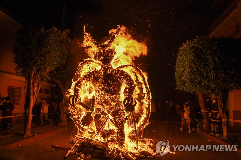 '나쁜 기운 쫓아내자'…과테말라 전통 축제 '악마 인형 불태우는 날' 