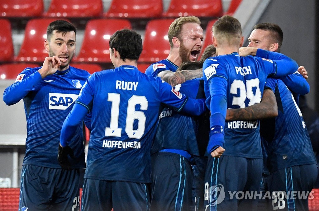 프라이부르크 전에서 2-1을 만들고 기뻐하는 호펜하임 선수들.